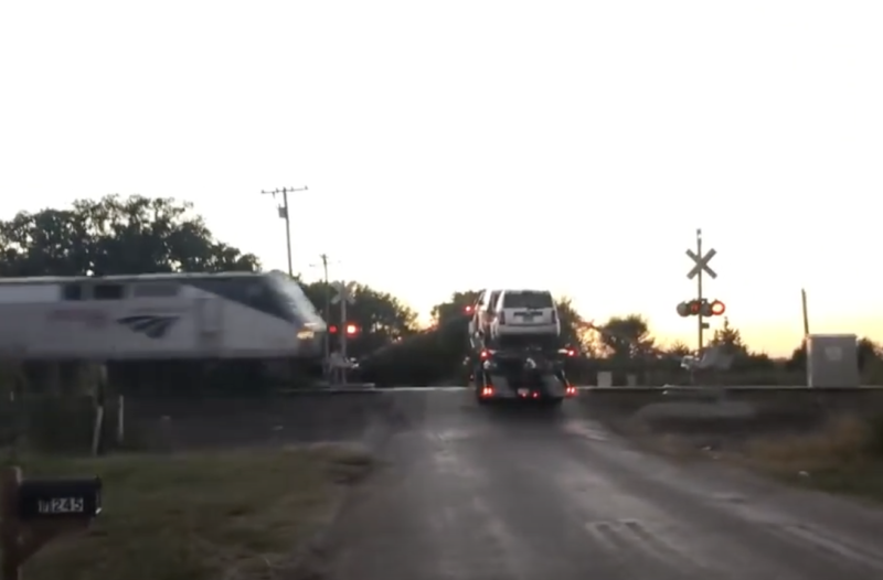 Imagem mostra o momento em que o trem se aproxima do caminhão-cegonha em velocidade &#8211; Foto: Reprodução