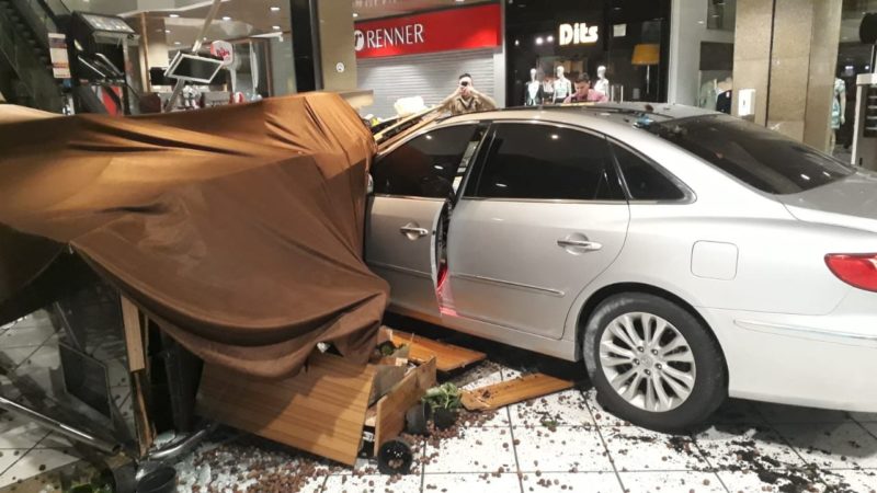 Carro destruiu quiosque localizado no shopping – Foto: Divulgação/ND