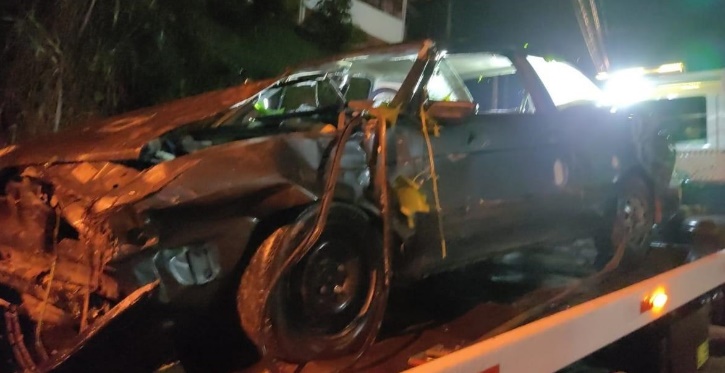 Veículo apedrejado caiu em uma ribanceira de quase 20 metros – Foto: Divulgação/PMSC/ND