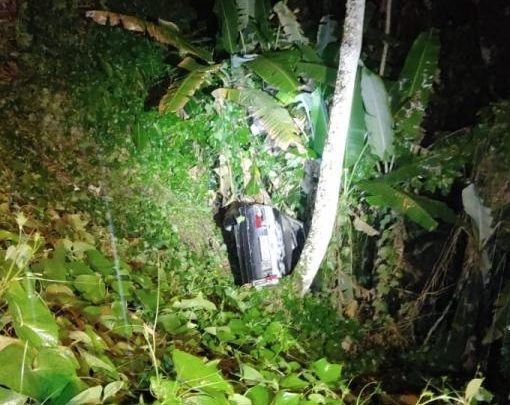 Veículo apedrejado caiu em uma ribanceira de quase 20 metros &#8211; Foto: Divulgação/PMSC/ND