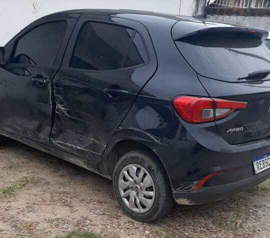 Carro do motorista de aplicativo foi encontrado pela polícia na manhã desta sexta-feira (8) amassado e vazio – Foto: Reprodução