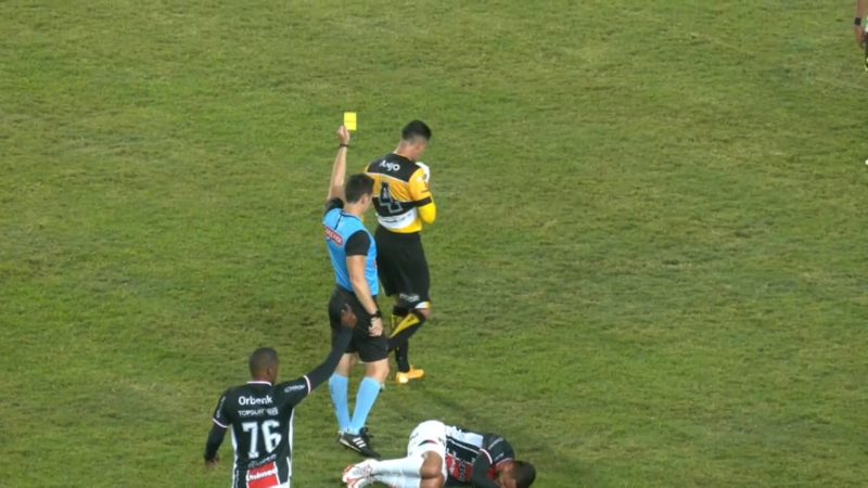 Imagem mostra momento da aplica&ccedil;&atilde;o do cart&atilde;o que &aacute;rbitro alega ter sido para jogador afastado do lance – Foto: Reprodu&ccedil;&atilde;o//ND