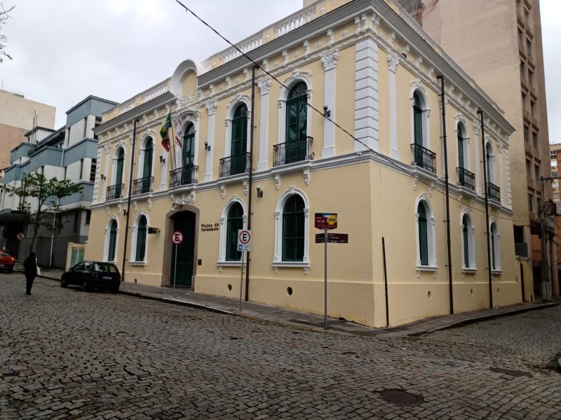 Situa&ccedil;&atilde;o da Casa de C&acirc;mara e Cadeia hoje e, na imagem abaixo, como vai ficar de acordo com o projeto