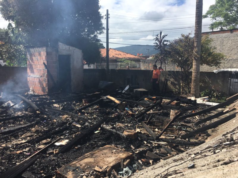 Casa foi incendiada no bairro Tapera, em Florianópolis, na madrugada desta quinta-feira (21) – Foto: Defesa Civil Florianópolis/Divulgação/ND