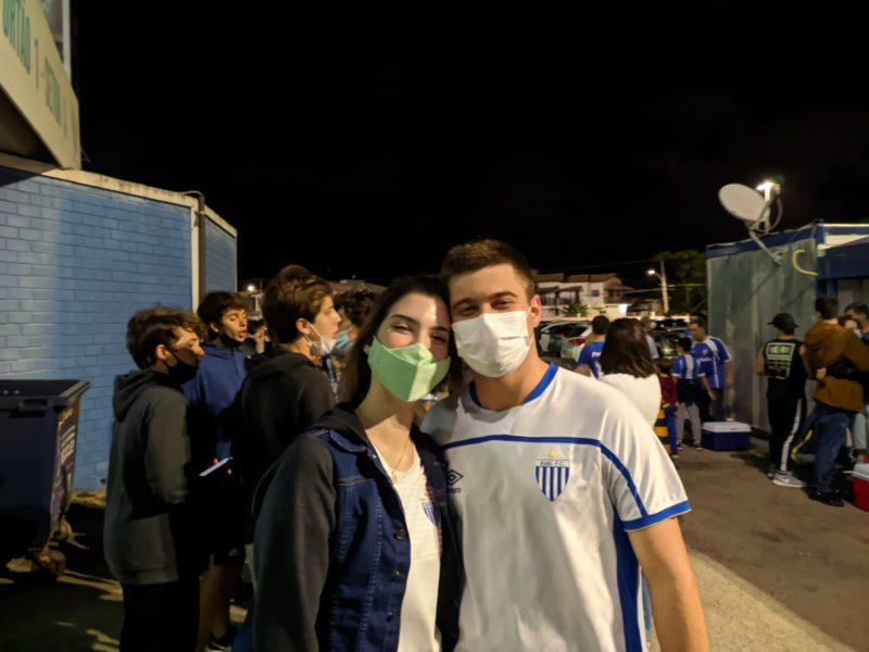 Casal João Ramos e Mariana Hilbert na fila para realização do teste antígeno – Foto: Ian Sell/ND