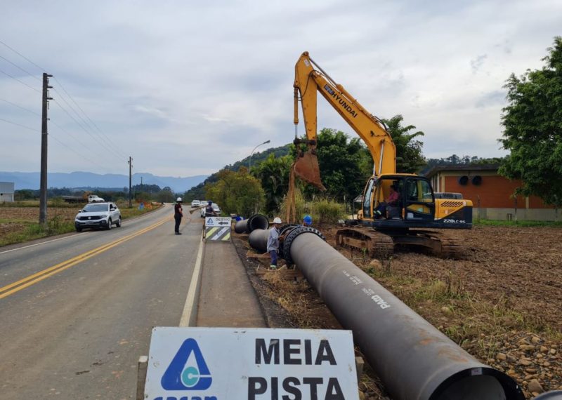 Obras de assentamento de tubulações da nova adutora de água bruta do Sistema Integrado de Criciúma &#8211; Foto: Divulgação