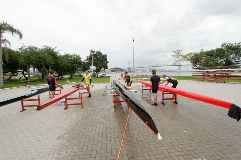 Com os barcos preparados, a equipe do Clube N&aacute;utico Martinelli ir&aacute; participar da competi&ccedil;&atilde;o. – Foto: Leo Munhoz/ND