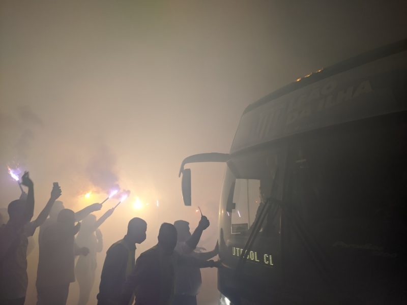 Torcida recebe o ônibus com “show de luzes” no estádio – Foto: Ian Sell/ND