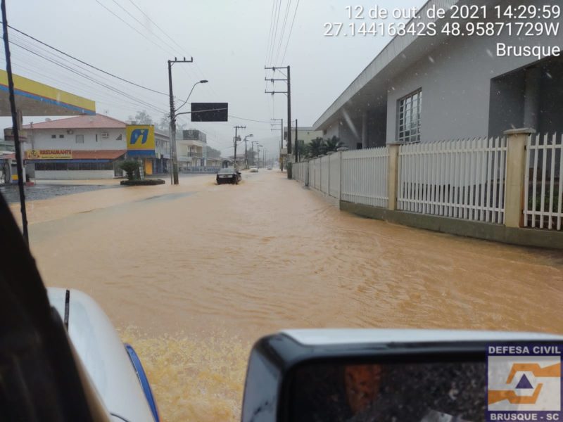 Feriadão de Nossa Senhora Aparecida foi de tempo chuvoso e transtornos no trânsito em SC &#8211; Foto: Divulgação/Defesa Civil de Brusque
