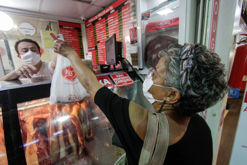 Dona Simone compra um quilo de carne no açougue – Foto: Leo Munhoz/ND