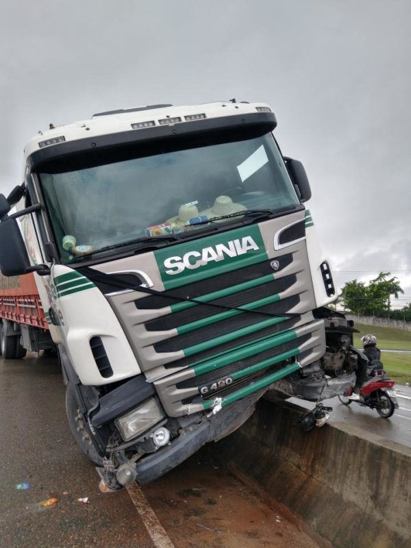 Caminh&atilde;o n&atilde;o consegue frear e bate em carro que parou para pedestre em Itaja&iacute; – Foto: PMRv/Divulga&ccedil;&atilde;o