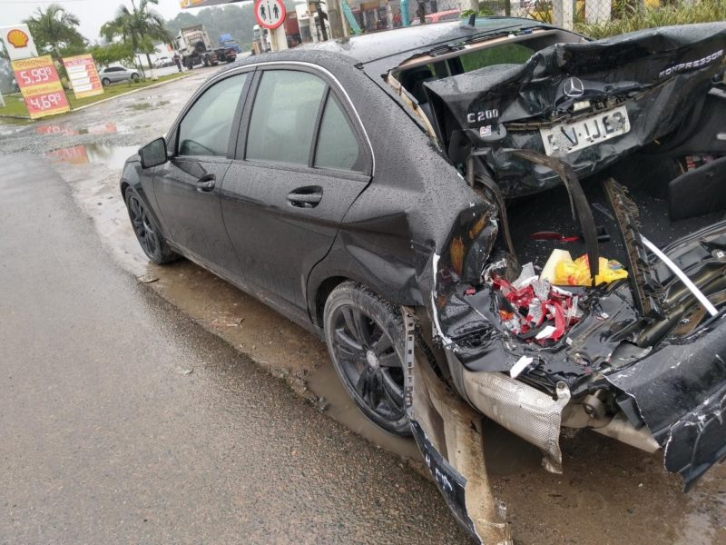 Mercedes teve a traseira destru&iacute;da. – Foto: PMRv/Divulga&ccedil;&atilde;o