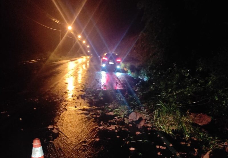 Deslizamento de terra no Contorno Vi&aacute;rio – Foto: Guarda Municipal/ND