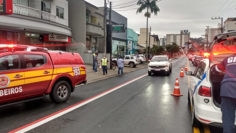 Carro atropelou ciclista, que ficou gravemente ferido no bairro Vila Nova- Foto: Corpo de Bombeiros