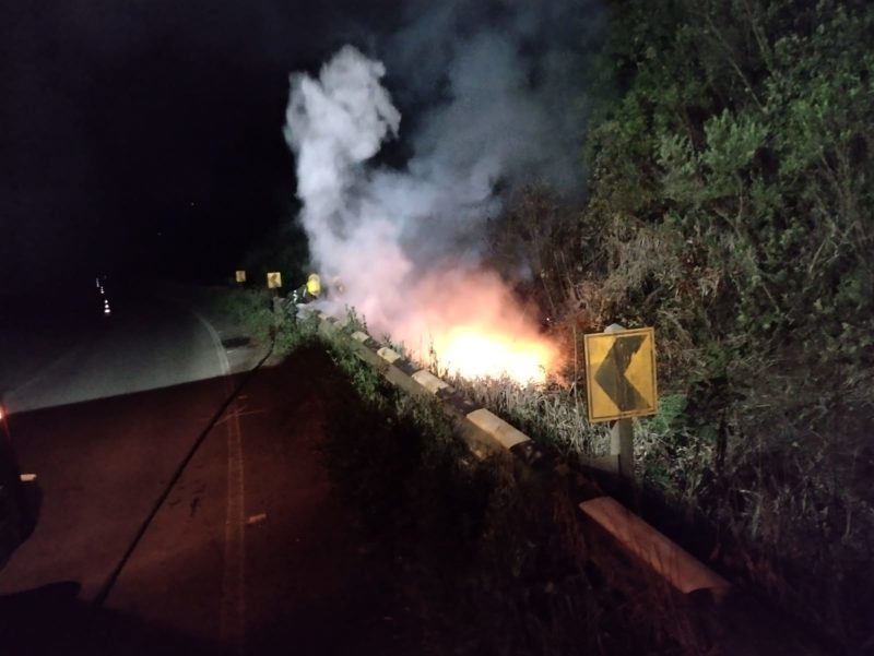 No momento em que os socorristas chegaram o carro de cor cinza j&aacute; estava tomado pelas chamas – Foto: Corpo de Bombeiros/ND