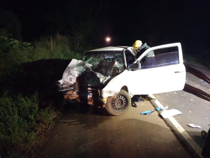 Motorista do Gol sobreviveu ao acidente com ferimentos e suspeita de fratura – Foto: Corpo de Bombeiros (2)