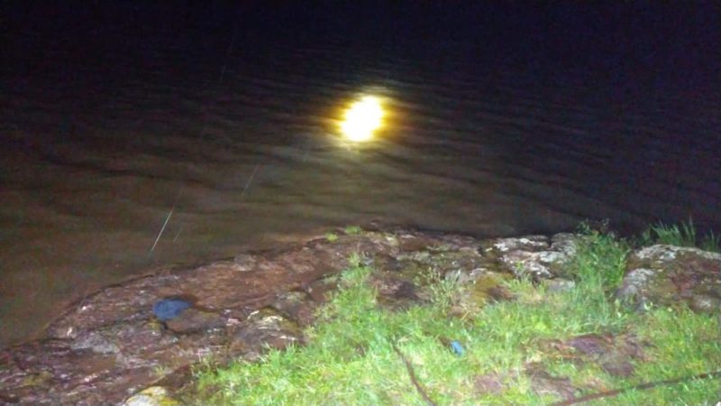 Vítima foi retirada do açude já sem vida por amigos e familiares com ganchos de pesca – Foto: Corpo de Bombeiros/ND