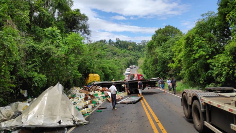 Carga de &oacute;leo vegetal se espalhou por toda a pista – Foto: Corpo de Bombeiros/ND