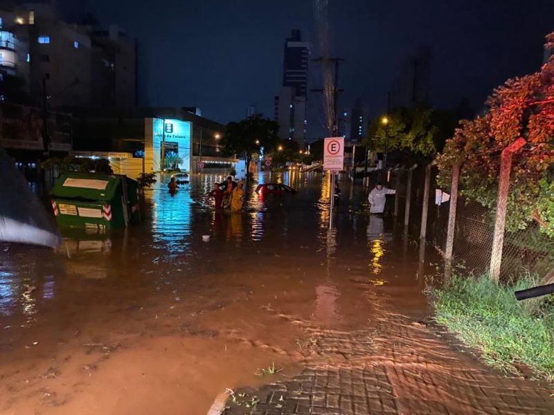 Pessoas precisaram ser resgatadas ap&oacute;s ficarem ilhadas na inunda&ccedil;&atilde;o. – Foto: Corpo de Bombeiros/Divulga&ccedil;&atilde;o/ND