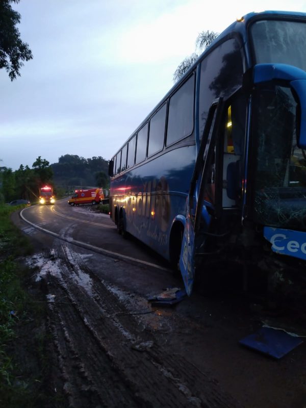 Um acidente de tr&acirc;nsito envolvendo um Chevrolet/Vectra e um &ocirc;nibus deixou duas pessoas feridas na SC-157, em Quilombo, no Oeste de Santa Catarina. A motorista do carro invadiu a pista contraria e bateu de frente com o &ocirc;nibus. A colis&atilde;o foi registrada por volta das 5h deste domingo (10). – Foto: Corpo de Bombeiros/Divulga&ccedil;&atilde;o/ND