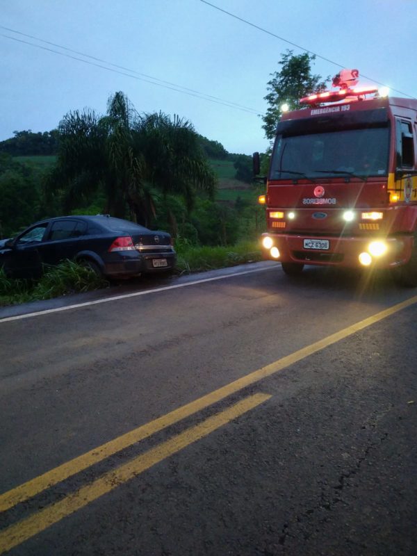 Segundo informa&ccedil;&otilde;es do Corpo de Bombeiros, com o impacto da batida o carro, com placas de Quilombo, foi parar fora da pista e teve a parte da frente destru&iacute;da. A motorista, de 41 anos, estava consciente e orientada e apresentava pequeno ferimento na m&atilde;o, sem outras les&otilde;es aparentes. – Foto: Corpo de Bombeiros/Divulga&ccedil;&atilde;o/ND