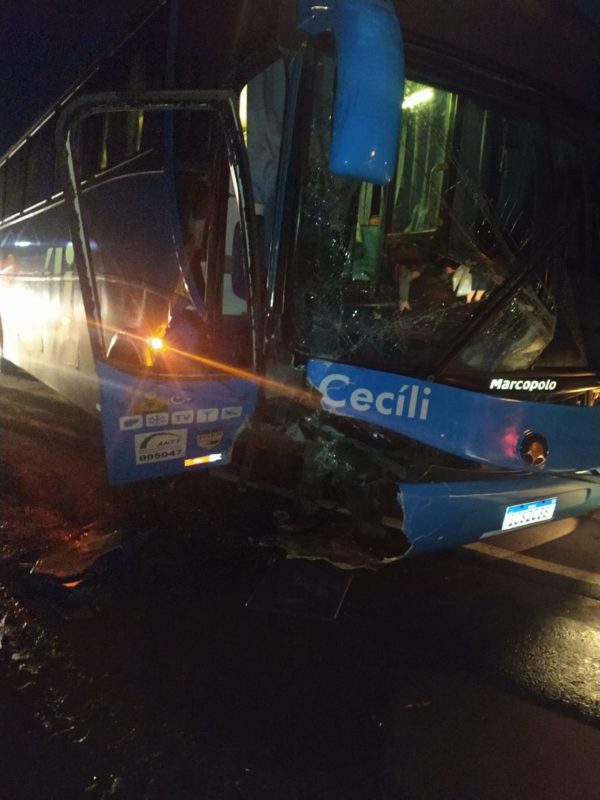 O carona de 45 anos apresentava ferimento na regi&atilde;o frontal do cr&acirc;nio, mas estava consciente e orientado. Ele reclamava de cacos de vidros nos olhos, mas n&atilde;o apresentava outras les&otilde;es. As duas v&iacute;timas foram encaminhadas ao Hospital S&atilde;o Bernardo, em Quilombo. – Foto: Corpo de Bombeiros/Divulga&ccedil;&atilde;o/ND