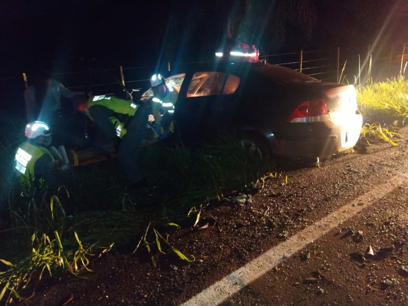 Conforme relatos feitos aos bombeiros, o carro teria invadido a pista contr&aacute;ria, ocasionando o choque. A vers&atilde;o foi confirmada pela motorista do carro, que afirmou ter pego no sono enquanto dirigia. – Foto: Corpo de Bombeiros/ Divulga&ccedil;&atilde;o/ND
