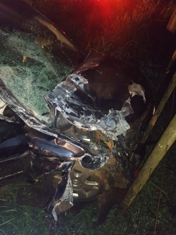 O &ocirc;nibus retornava de Foz do Igua&ccedil;u (PR) com destino a Carazinho (RS) e estava sob a pista, trancando parcialmente o tr&aacute;fego. Nele havia 28 passageiros, mas, segundo os socorristas, todos negaram atendimento, uma vez que estavam sem ferimentos. Auxiliaram na ocorr&ecirc;ncia a PM (Pol&iacute;cia Militar) de Quilombo e a PMRv (Pol&iacute;cia Militar Rodovi&aacute;ria) de S&atilde;o Louren&ccedil;o do Oeste.&nbsp; – Foto: Corpo de Bombeiros/Divulga&ccedil;&atilde;o/ND