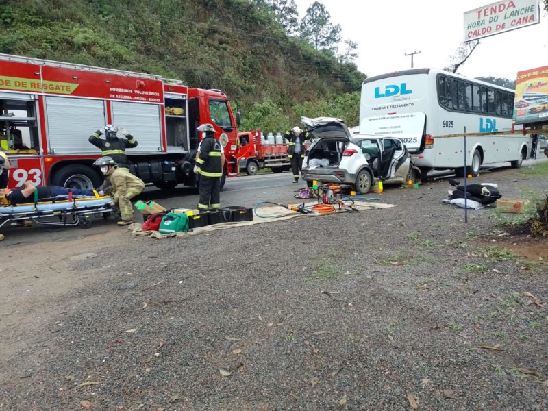 Motorista e passageira sa&iacute;ram ilesos do carro – Foto: Corpo de Bombeiros Rodeio