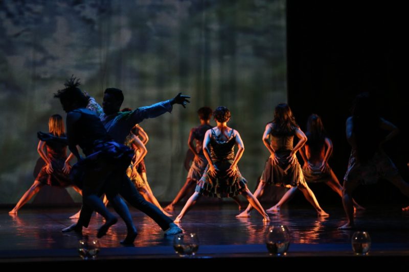 Coreografia traz as viv&ecirc;ncias do povo Tikuna ao palco – Foto: CDA/Divulga&ccedil;&atilde;o
