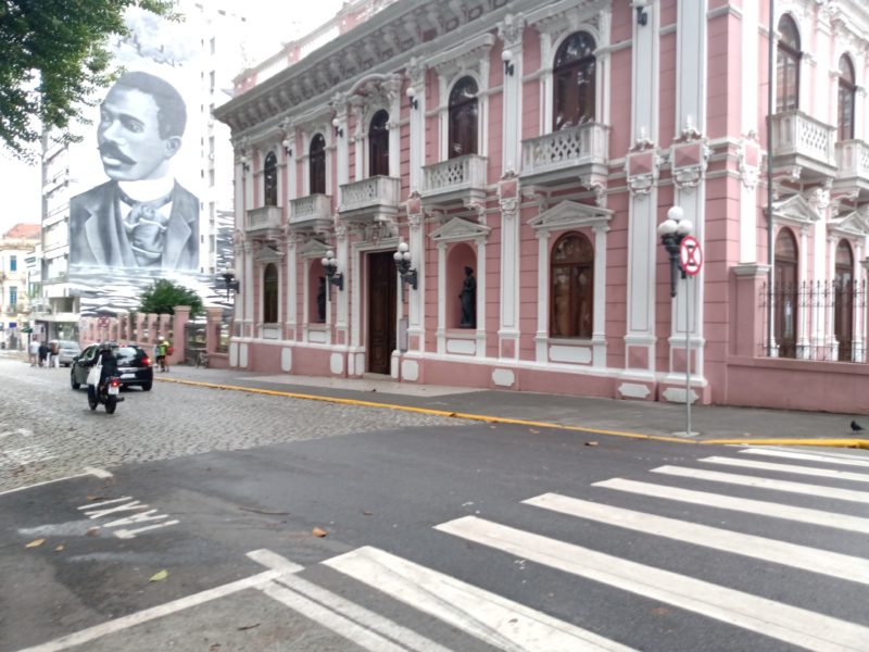 Acima, como est&aacute; hoje o trecho do Museu Cruz e Sousa e abaixo imagem do projeto de revitaliza&ccedil;&atilde;o