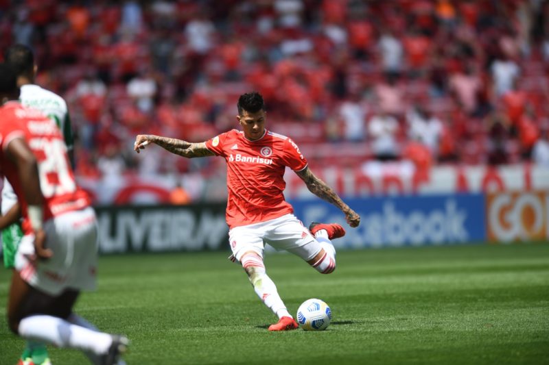 Cuesta, mais uma vez, soube apoiar o ataque – Foto: Ricardo Duarte/Inter/Divulga&ccedil;&atilde;o