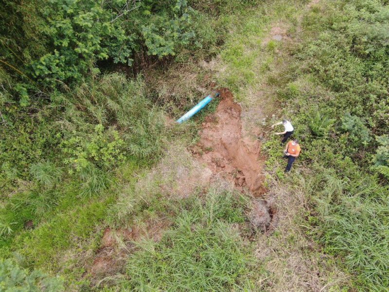 Em vistoria nesta sexta-feira (15), junto a moradores da regi&atilde;o, foi localizado a canaliza&ccedil;&atilde;o exposta na SC-401 no km 13,450 – Foto: Defesa Civil de Florian&oacute;polis/Divulga&ccedil;&atilde;o/ND