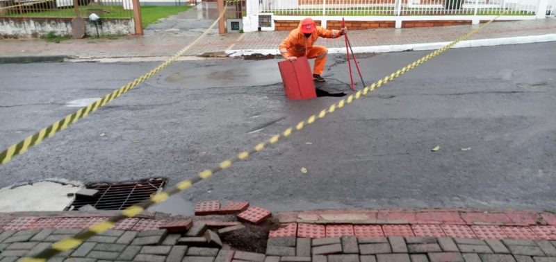 Cratera de 1,5 metros se abriu em uma rua. – Foto: Defesa Civil/Divulgação/ND