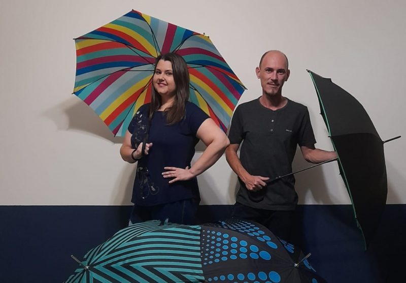 Casal decidiu inovar e montou uma empresa de delivery de guarda-chuvas