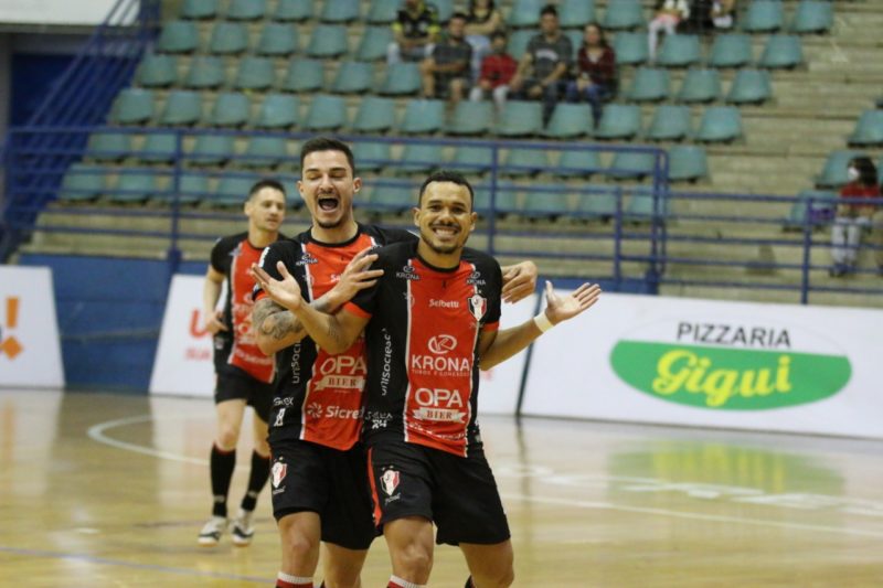 Dieguinho marcou duas vezes na vitória de domingo (24) – Foto: Juliano Schmidt/JEC Futsal/Divulgação/ND