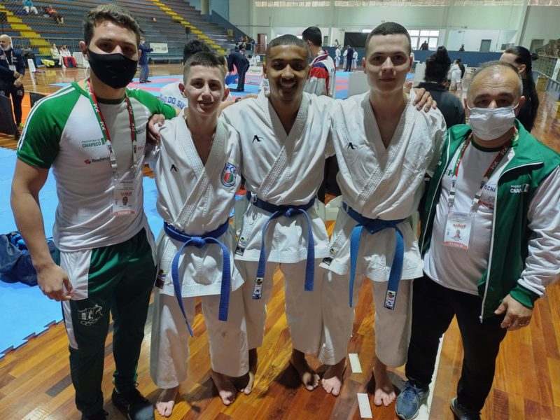 Equipe masculina foi campeã na modalidade kata (formas) – Foto: Divulgação/ND