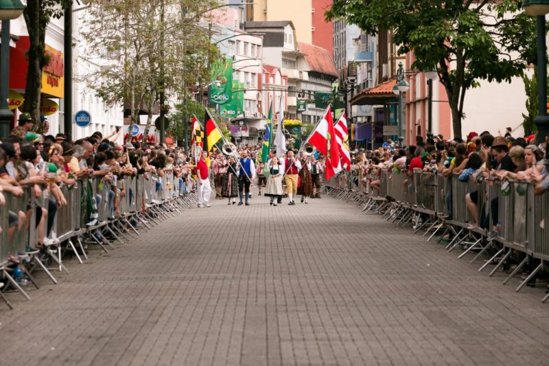 O tradicional desfile da Oktoberfest Blumenau aconteceria na noite desta quinta-feira (5) 