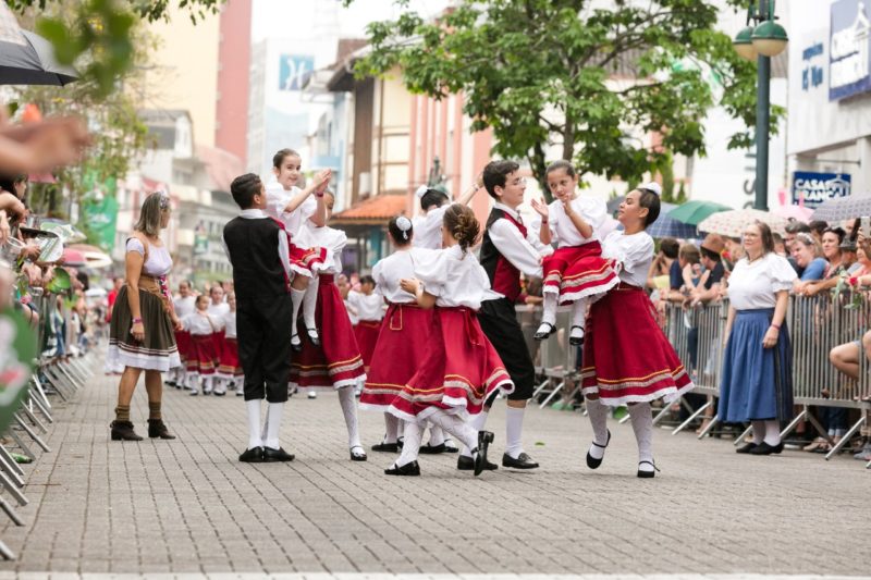 Chuva faz desfile de abertura da Oktoberfest Blumenau ser adiado e nova data é anunciada 