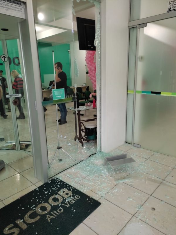 Agência bancária foi alvo de bandidos na manhã desta quinta-feira (7) em José Boiteux &#8211; Foto: Divulgação/Internet/ND