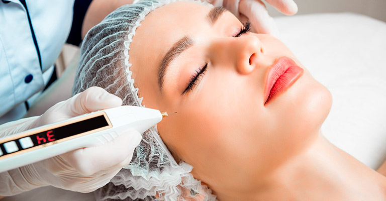 Esteticista fez o procedimento do “jato de plasma” na cliente – Foto: divulga&ccedil;&atilde;o/internet