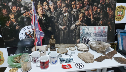 Materiais ilegais com apologia ao nazismo foram apreendidos pela Pol&iacute;cia Civil em Timb&oacute;. – Foto: Divulga&ccedil;&atilde;o/MPSC