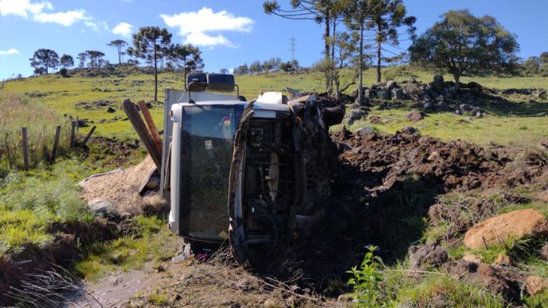 Ao tombar, parte da carga do caminh&atilde;o, composta por areia e pedra brita, foi ao ch&atilde;o. – Foto: PMRv/Divulga&ccedil;&atilde;o/ND