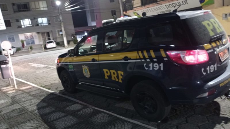Motorista vai resgatar amigo em blitz e acaba preso
