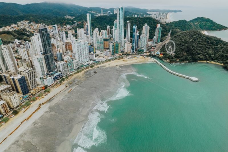 Por que banhistas atolam na areia do alargamento de Balneário