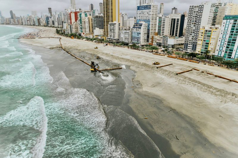 Por que banhistas atolam na areia do alargamento de Balneário