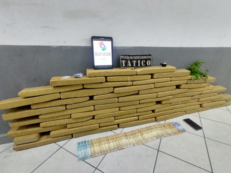 Cerca de 60 quilos de maconha, mira laser de pistola, MDMA e R$ 2 mil apreendidos no flagrante – Foto: PMSC/Divulga&ccedil;&atilde;o/ND