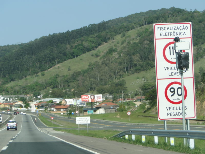 Novos radares instalados na BR-101 j&aacute; t&ecirc;m data prevista para come&ccedil;arem a autuar em SC – Foto: Diogo de Souza/ND