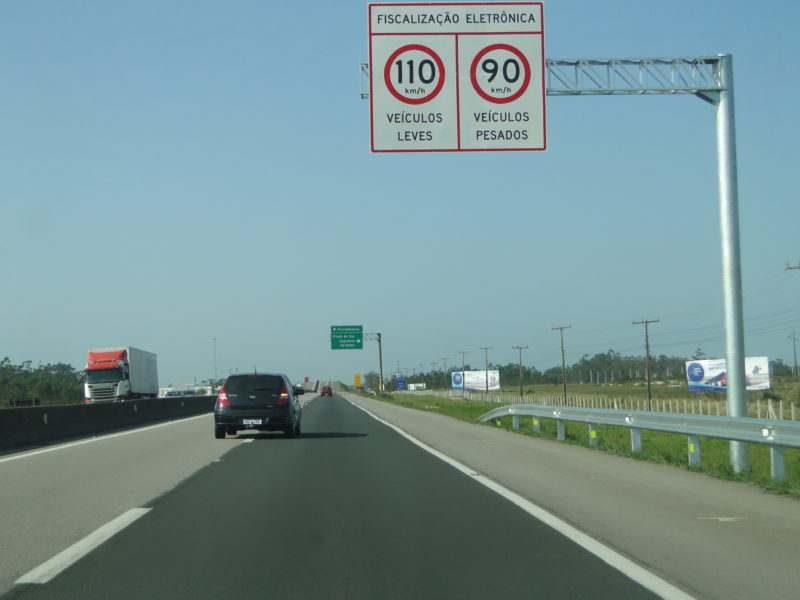 Velocidade controlada, segundo a placa; aparelhos estão sem funcionar e terão que passar por “ampla divulgação” antes de consolidarem o efetivo funcionamento – Foto: Diogo de Souza/ND