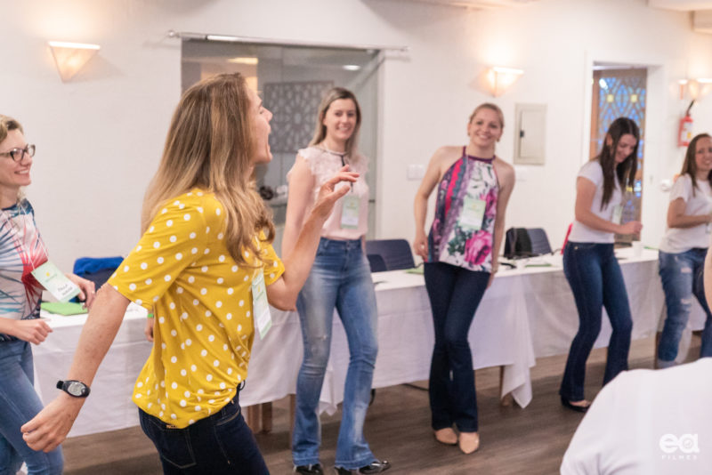 Claudia do V&ocirc;lei aplicando a gin&aacute;stica laboral e dando um “X&ocirc; Sedentarismo”. Foto tirada antes da pandemia de Coronav&iacute;rus&nbsp; – Foto/Divulga&ccedil;&atilde;o: Claudia Souza Santos